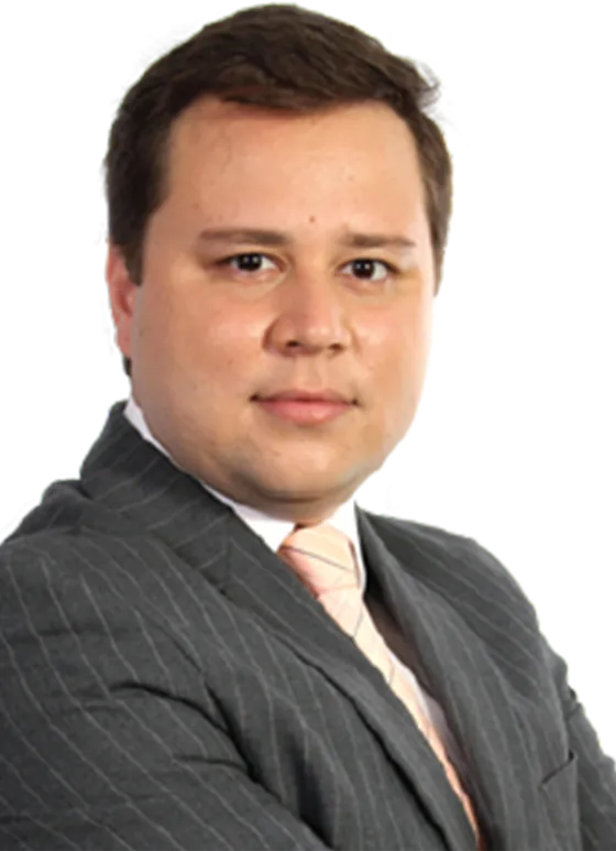 Prof. Felipe Asensi, de terno cinza e gravata rosa-clara
